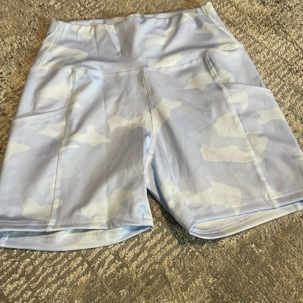 Ladies generic brand Camouflage yoga/workout athletic shorts Sz Small